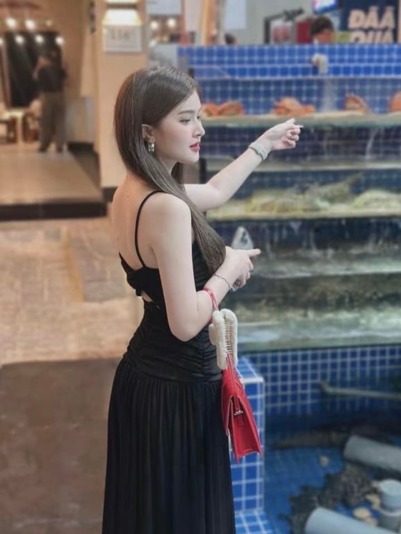 Váy 2 dây khoét lưng