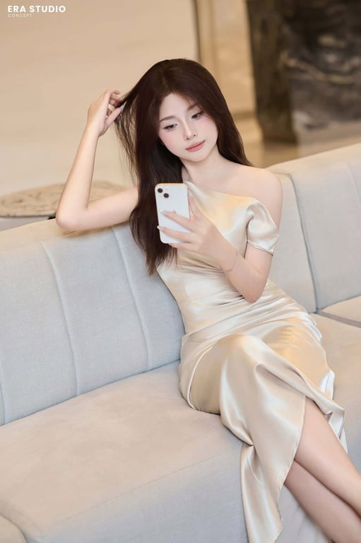 Váy lụa be trễ vai size M - DT188