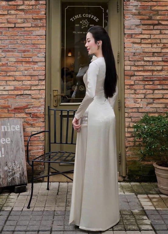 Áo dàu trắng tráng gương cổ đính hoa