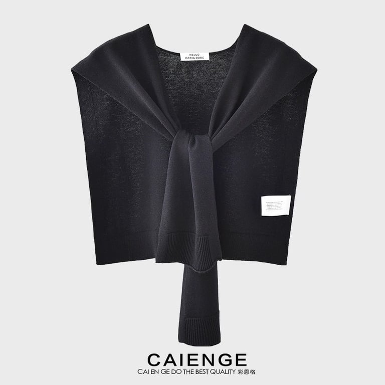 Chiếc khăn để Ce mặc áo sơ mi , áo phông