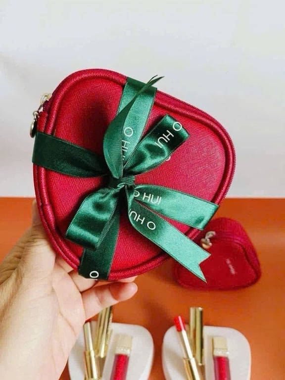 Set son Whoo hoàng cung gồm có 2 cây son và box da đựng son hình trái tim màu đỏ mới coong