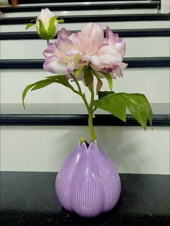 Bình Gốm Sứ Củ Tỏi Kèm Cành Hoa Mẫu Đơn Tím Xinh Xinh