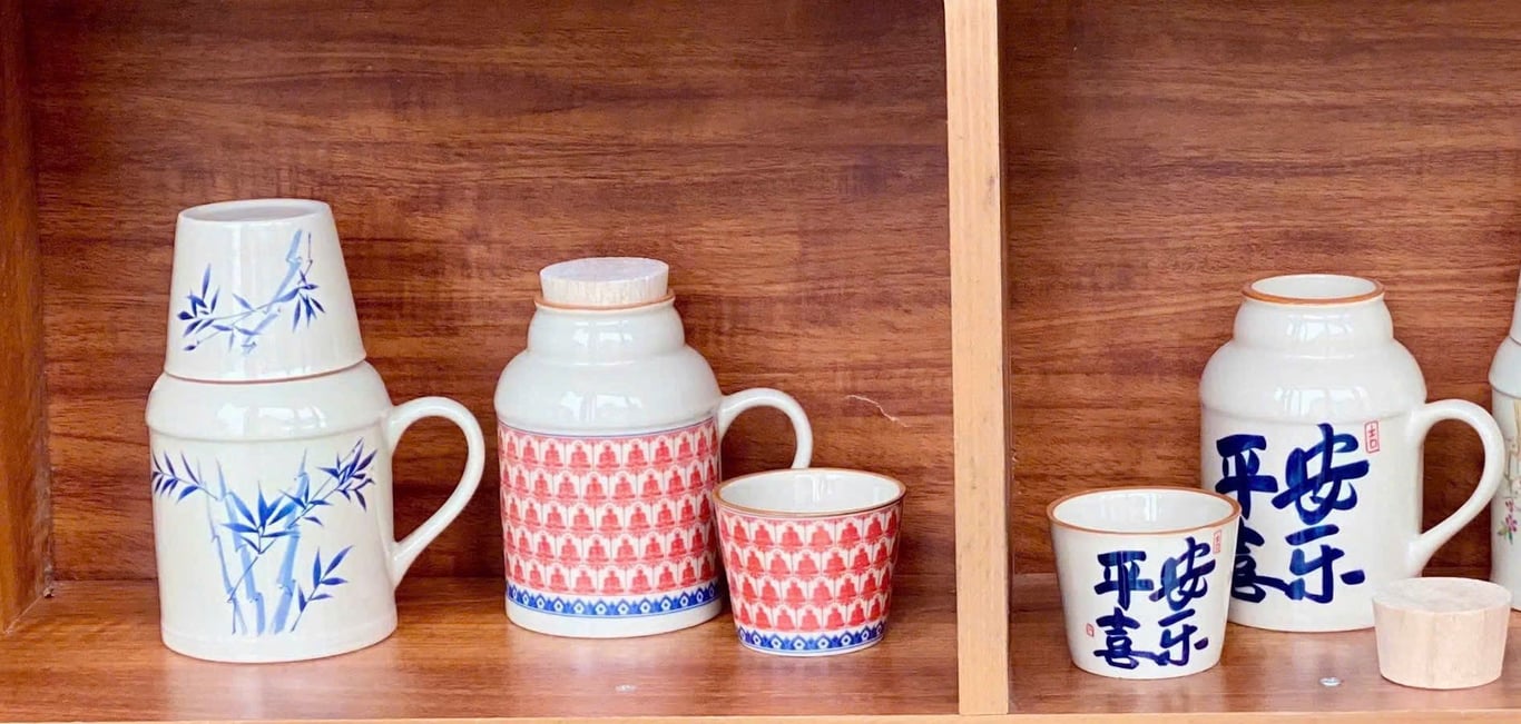 Bộ gồm 1 bình nước 460ml có nút kín miệng và 1 chén nhỏ 110ml