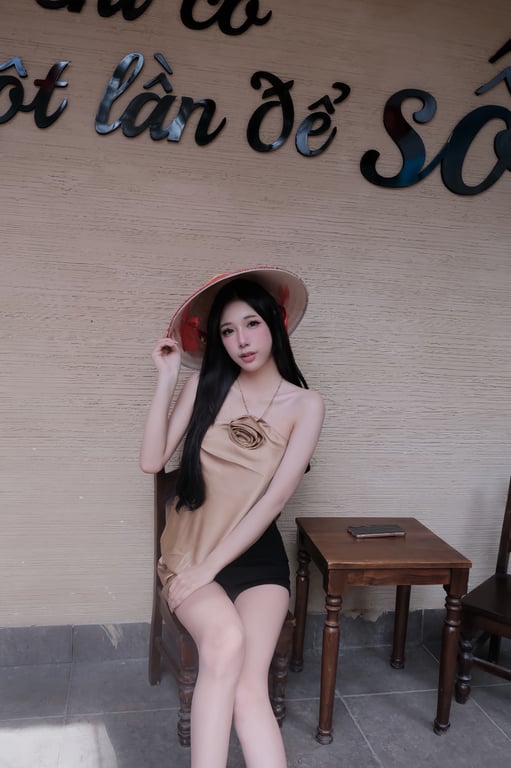 Áo yếm nâu cài hoa
