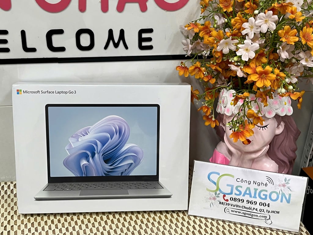 Microsoft Surface Laptop Go 3 12th Gen Intel i5-1235U Processor / 16 GB RAM / 256 GB SSD / 12.4" PixelSense Touchscreen 1536 x 1024/ Intel Iris Xe Graphics/ IEEE 802.11ax Wireless LAN Standard/ Windows 11