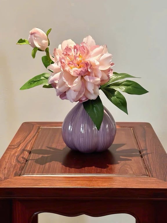 Bình Gốm Sứ Củ Tỏi Kèm Cành Hoa Mẫu Đơn Tím Xinh Xinh