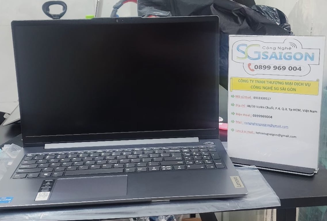 Laptop Lenovo Ideapad Slim 3 15IAH8 i5 12450H/16GB/1TB/Win11 (83ER000FVN)