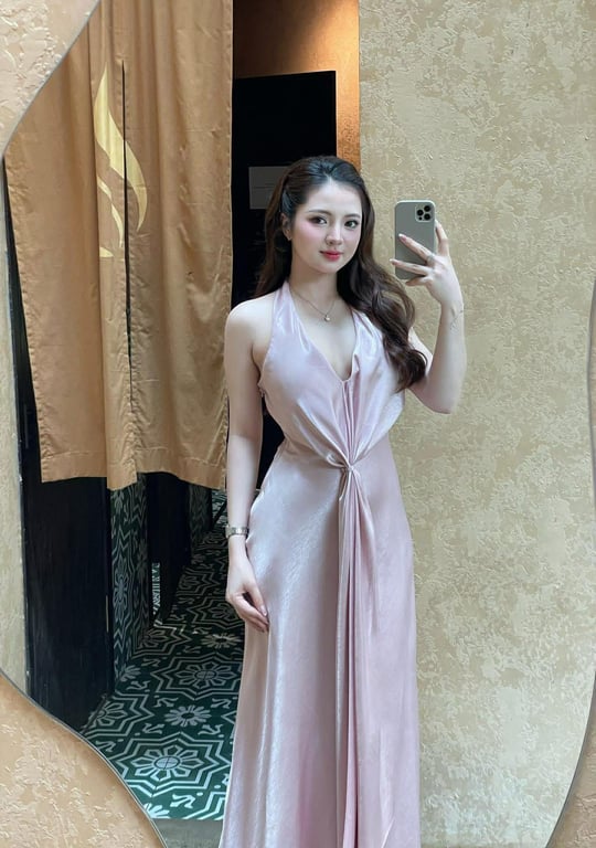 Váy lụa cổ yếm hồng