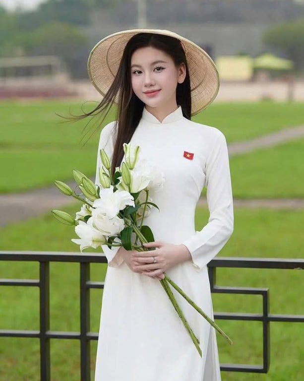 Áo dài trắng cổ cao truyền thống