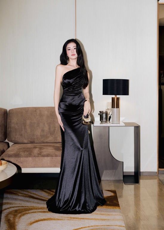 Đầm lụa lệch vai ở lưng brand OBIBI