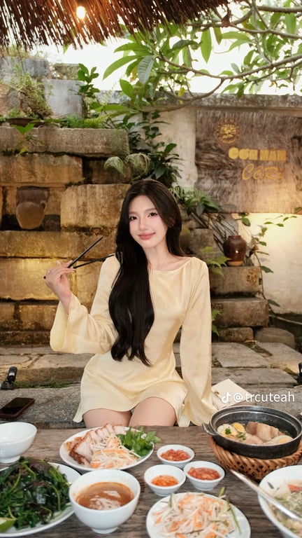 Váy lụa vàng hở lưng