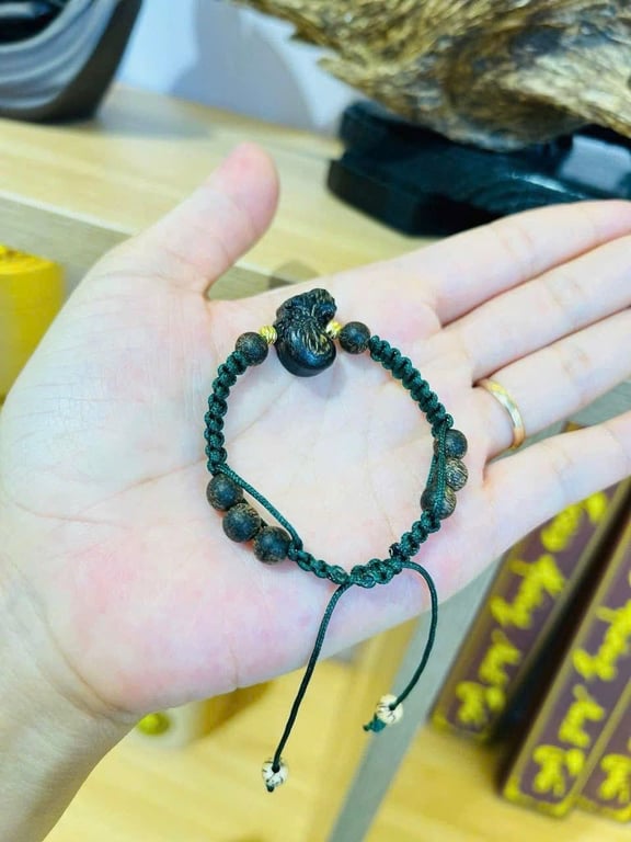 Vòng Trầm tết tay dây đủ màu chọn tuỳ mệnh