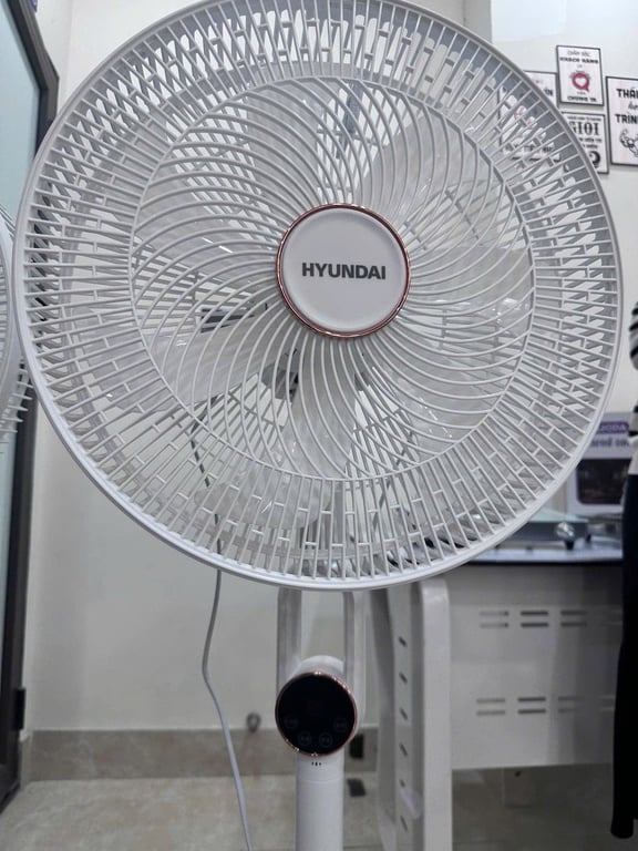 Quạt cây 7 cánh Hyundai có điều khiển từ xa