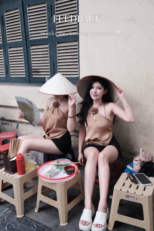 Áo yếm nâu cài hoa