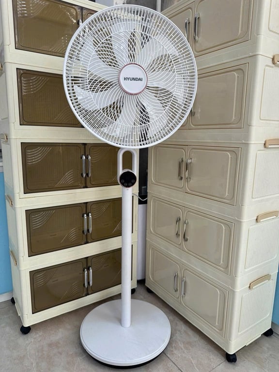 Quạt cây 7 cánh Hyundai có điều khiển từ xa