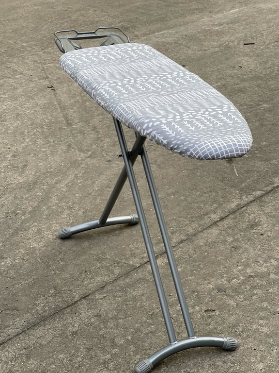 Bàn để ủi quần áo dạng đứng Lebenlang LBL3535