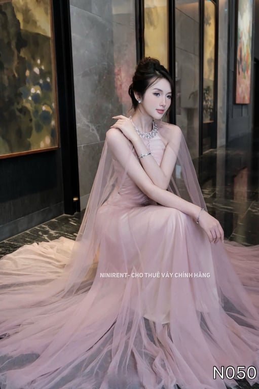 N050- váy yếm hồng voan cổ