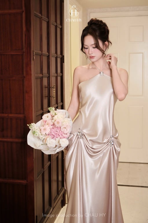 Váy yếm lụa đính đá Châu Hy
