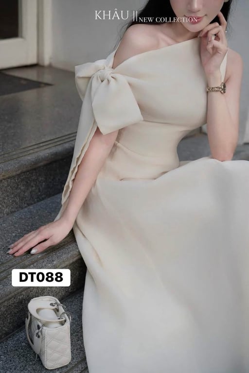 Váy kem cột chéo tay dài Khâu