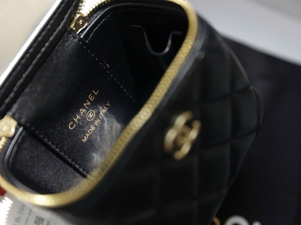 Túi CHANEL mini quai khắc logo