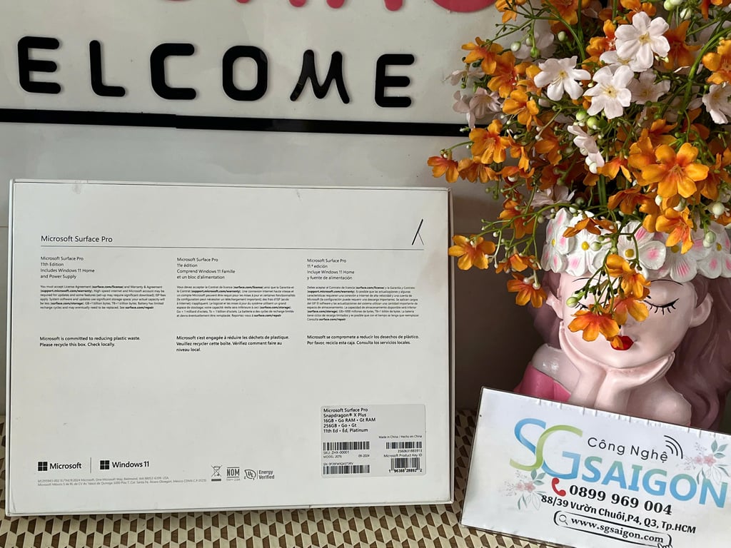 Microsoft Surface Pro 11 Snapdragon® X Plus (10 Core) Processor / 16GB Memory/ 256 GB SSD/ LCD display  13" PixelSense Touchscreen  / Platinum / Windows 11 Home