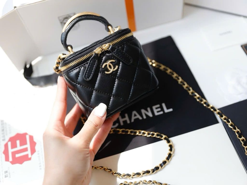 Túi CHANEL mini quai khắc logo