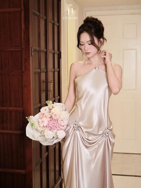 Đầm Lụa Yếm Cổ Đổ Dáng Suông Đính Hoa Hở lưng -size S