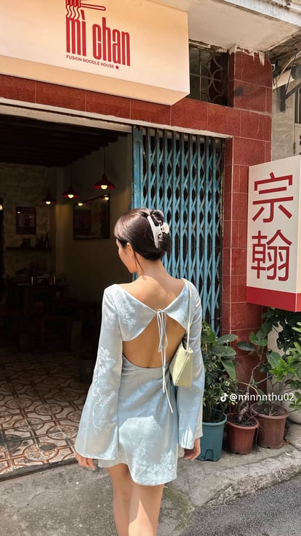 Lụa xanh tay dài hở lưng - freesize SM