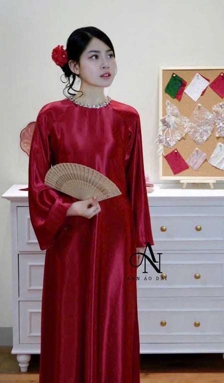 Áo dài lụa cổ đính đá