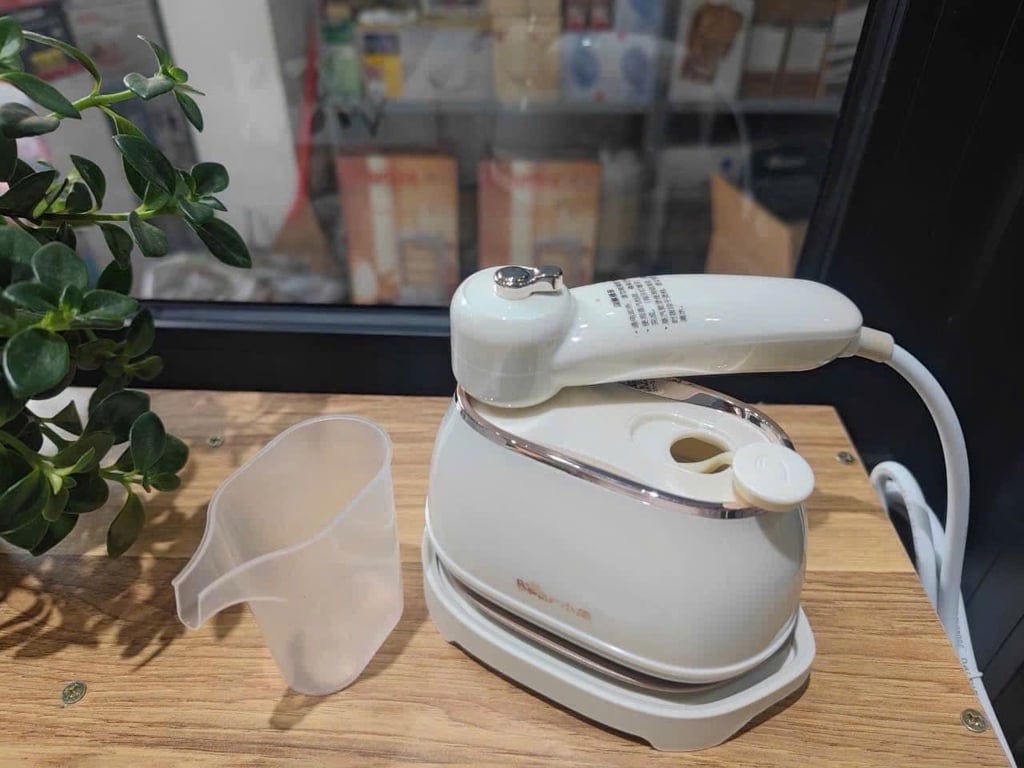 BÀN LÀ HƠI NƯỚC CẦM TAY MINI BEAR DYD-J10Q1