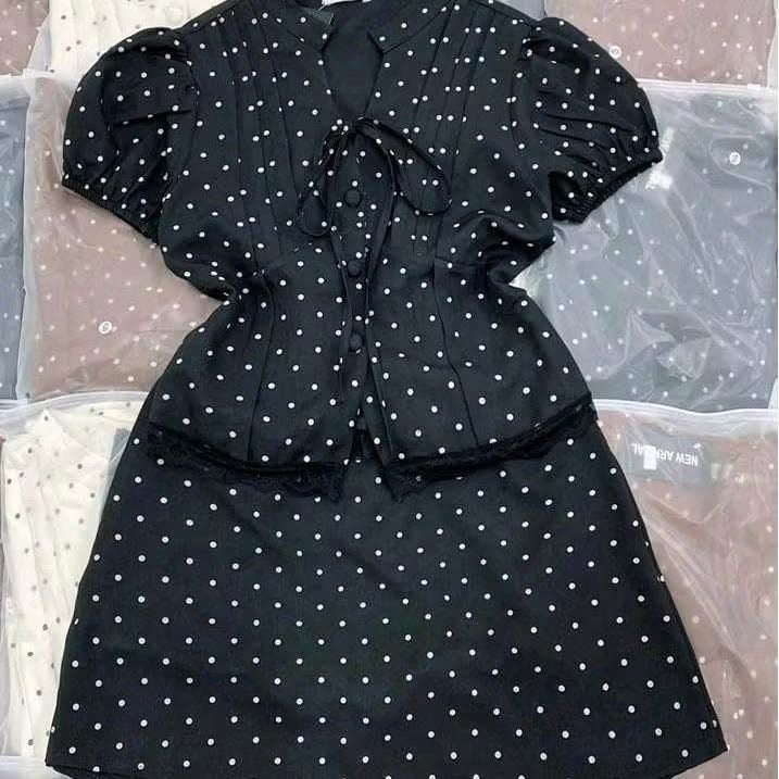 Set áo lụa chấm bi cột dây phối cổ trụ và vá phom ôm viền ren