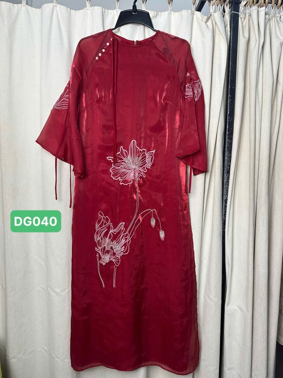 AD tơ đỏ cổ tròn thêu sen