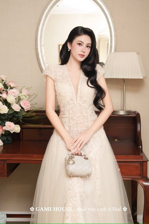 Váy kem cổ V lông vũ 7 lớp - sz ML