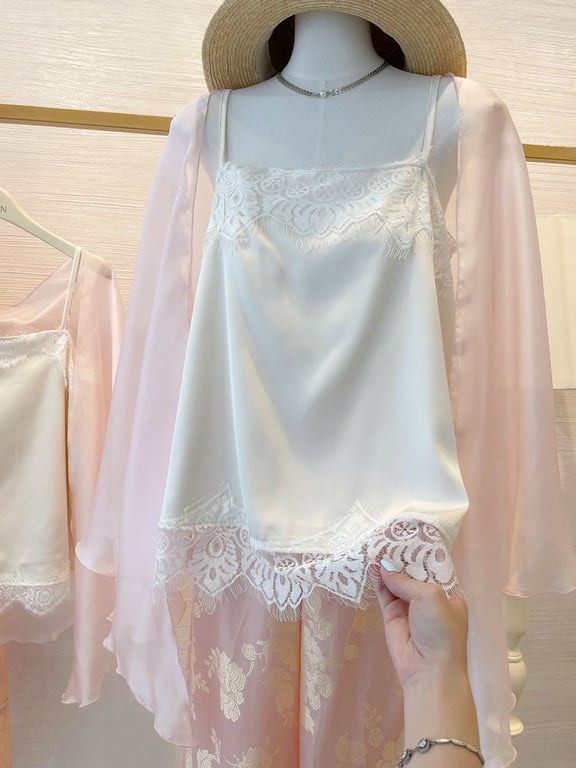 Set lụa kem phối ren kèm choàng - freesize có chun