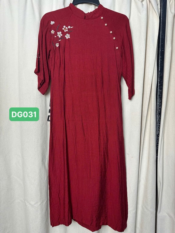 AD đũi đỏ 1 bên vai thêu hoa