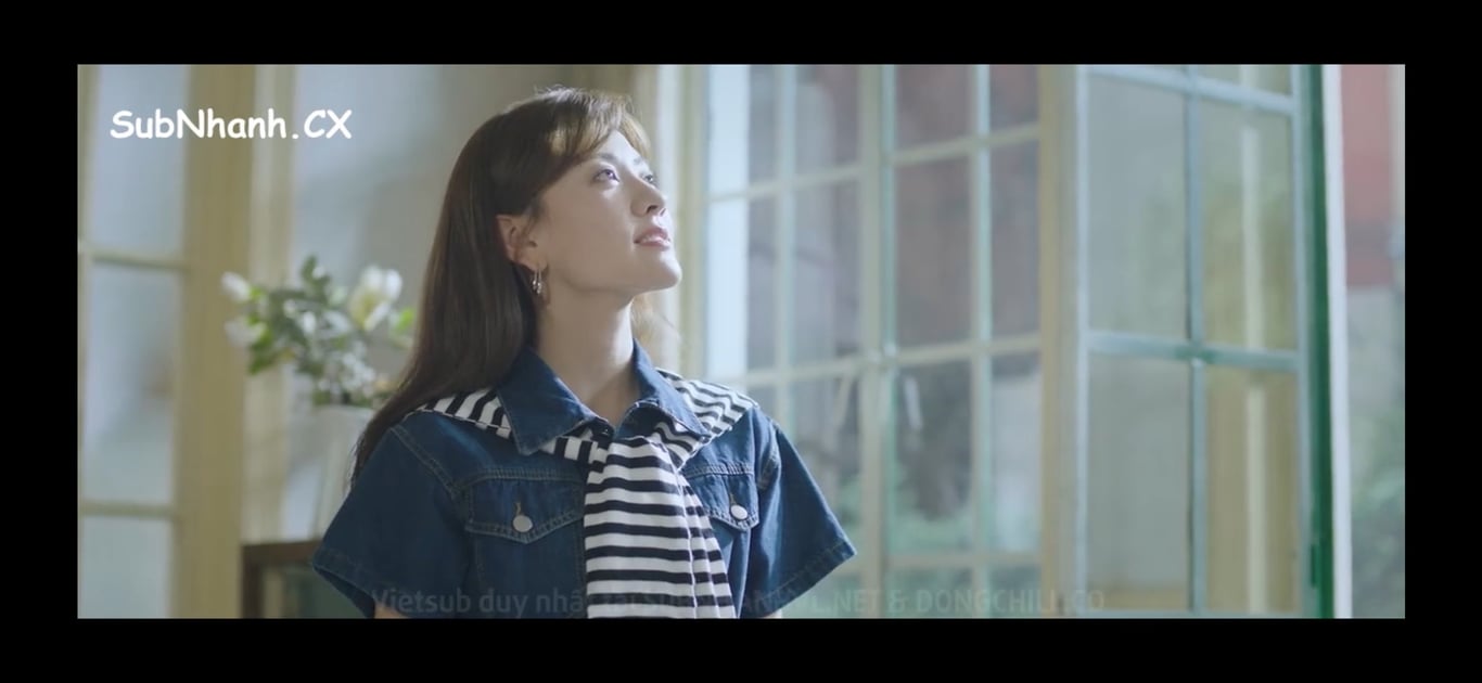 Chiếc khăn để Ce mặc áo sơ mi , áo phông