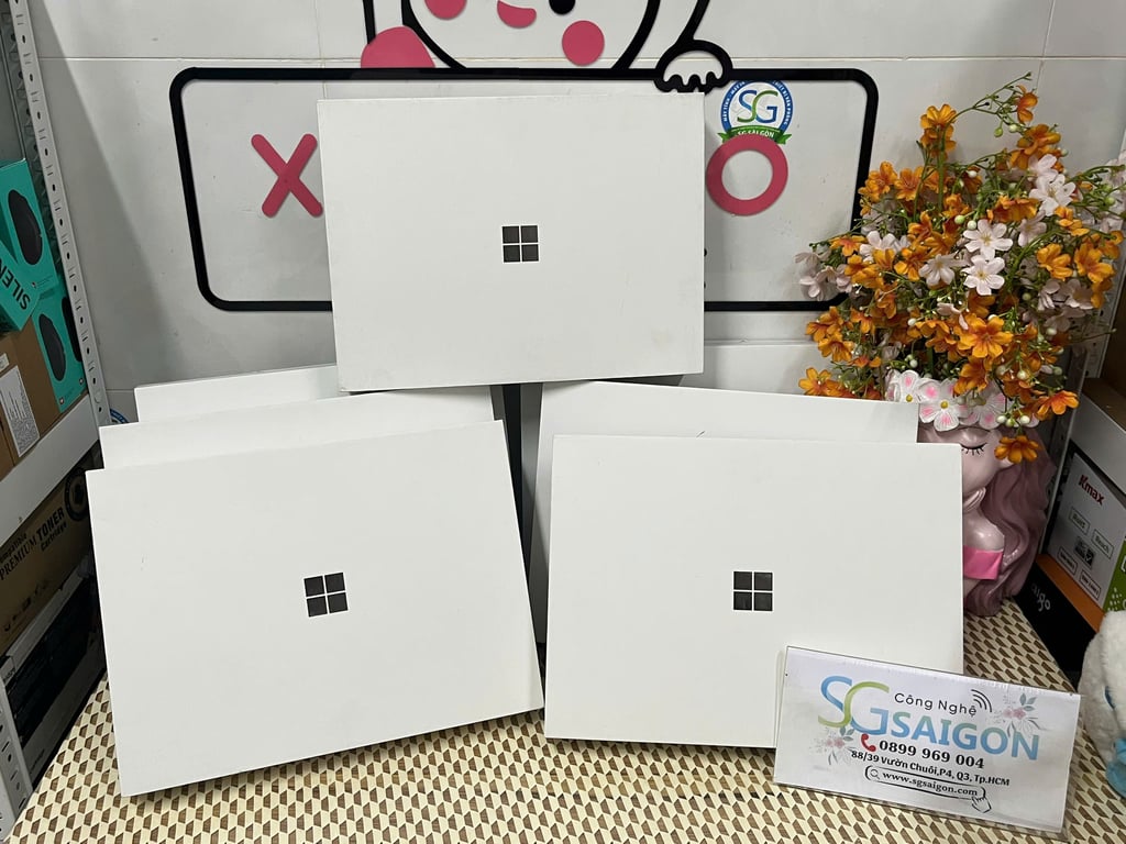 Microsoft Surface Pro 11 Snapdragon® X Plus (10 Core) Processor / 16GB Memory/ 256 GB SSD/ LCD display  13" PixelSense Touchscreen  / Platinum / Windows 11 Home