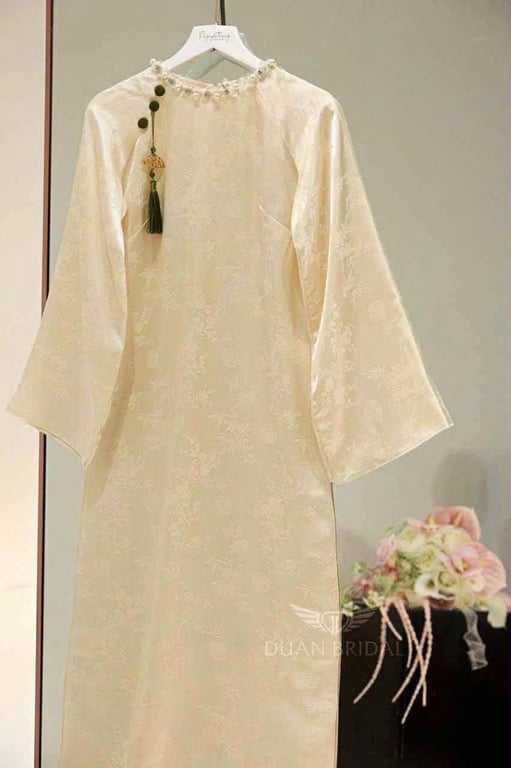 Áo dài trắng cổ ngọc trai charm quạt