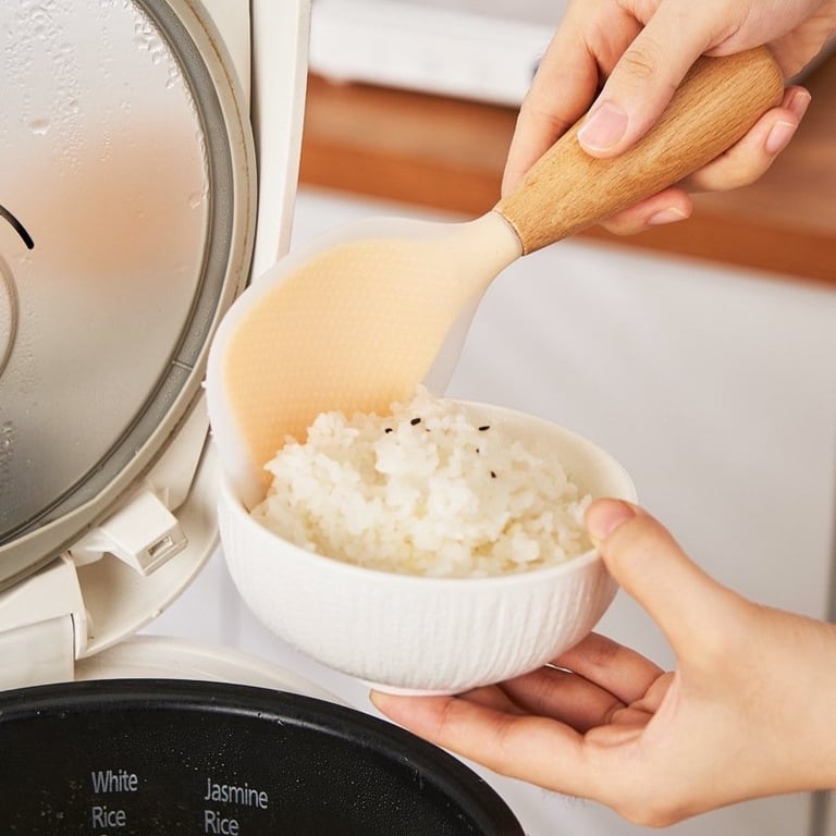 Muôi xới cơm Silicon cán gỗ chống nóng