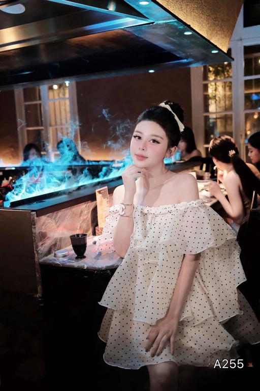 A255- váy trễ vai chấm bi xếp tầng