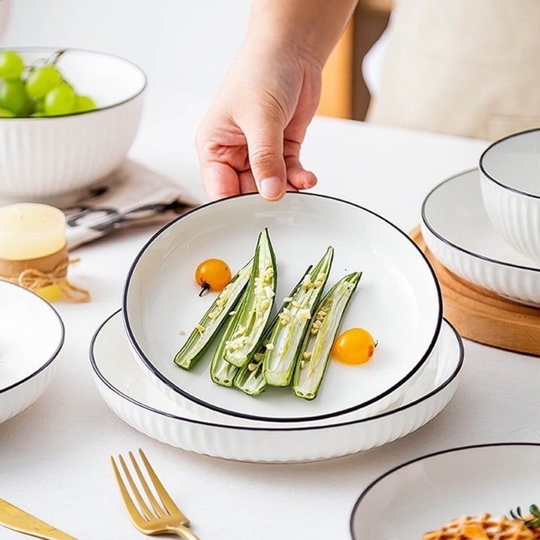 Đĩa sứ trắng sâu lòng, miệng viền đen sang trọng