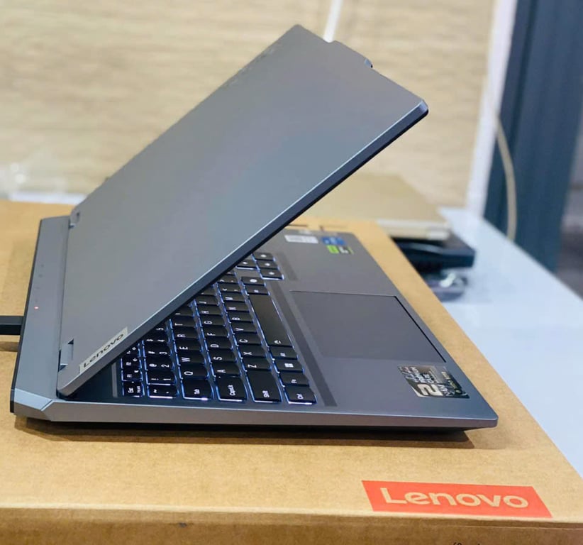 MÁY TÍNH XÁCH TAY LENOVO LOQ - 15IAX9 - 83GS001SVN , 15.6IN FHD_144HZ, CORE_I5-12450HX, 12GB_DDR5, SSD_512GB, NVIDIA GEFORCE RTX 2050 4GB GDDR6, WIN 11, XÁM