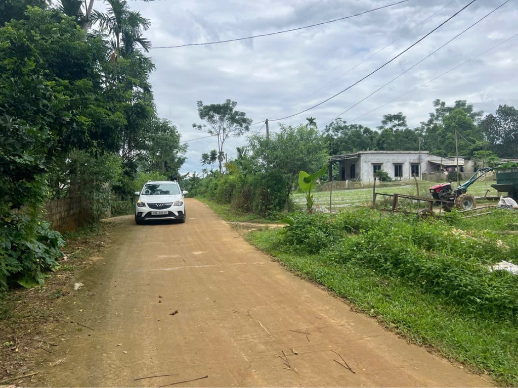 tại xã lỗ Sơn Tân Lạc hòa bình  Diện tích khoảng 400m2 có 120m2 thổ cư chỉ 2xx triệu