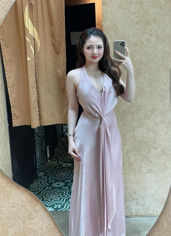 Váy lụa cổ yếm hồng