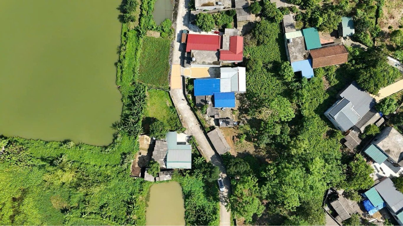 📌 ĐẤT LƯƠNG SƠN - HOÀ BÌNH, bám hồ nhỏ Cách HN hơn 40km, cách đường HCM chỉ 400m. 🍀Tổng diện tích 200m2 có 80m2 ONT,120m2 đất vườn