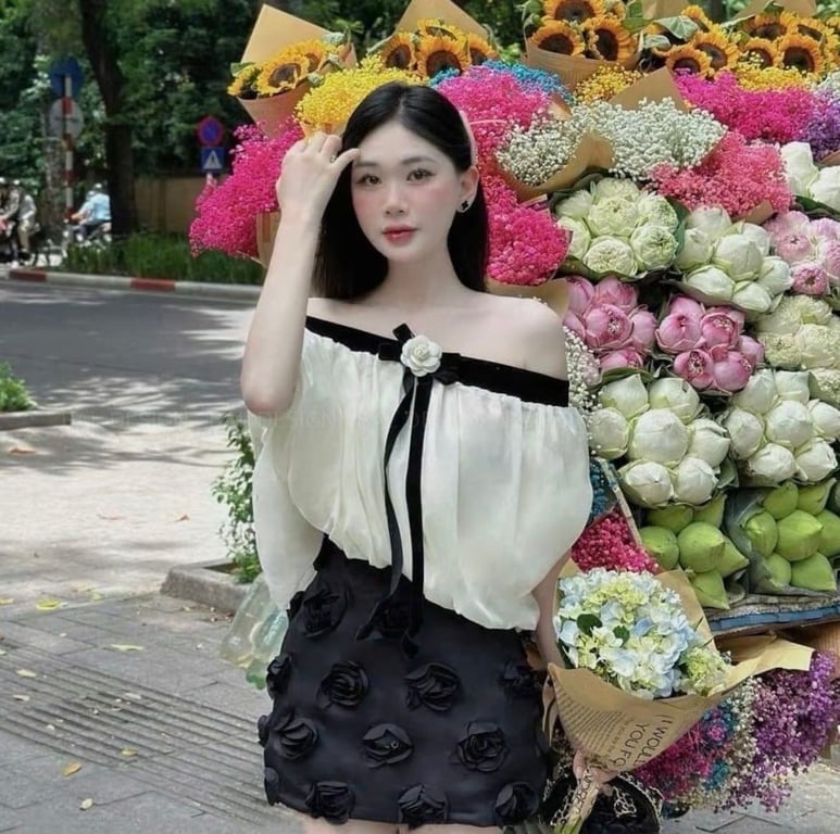 Trễ vai chân váy hoa