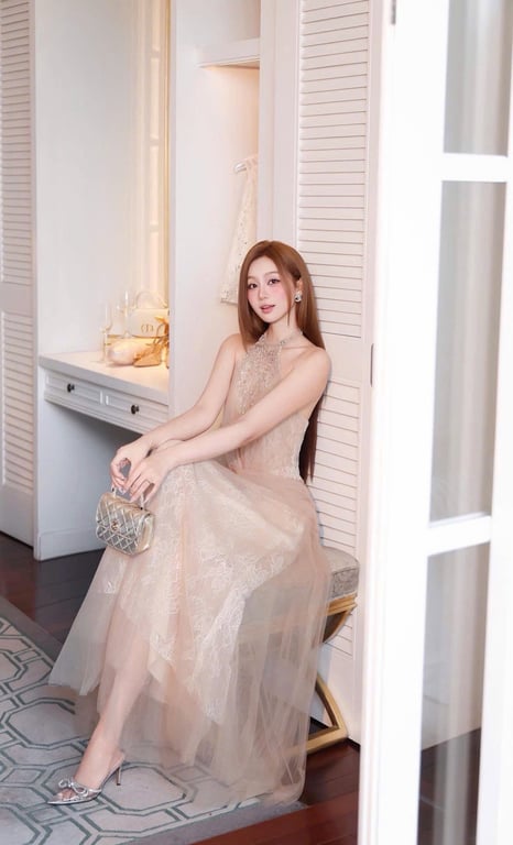 Váy tiệc ren hoa phối lưới, cổ yếm đính đá