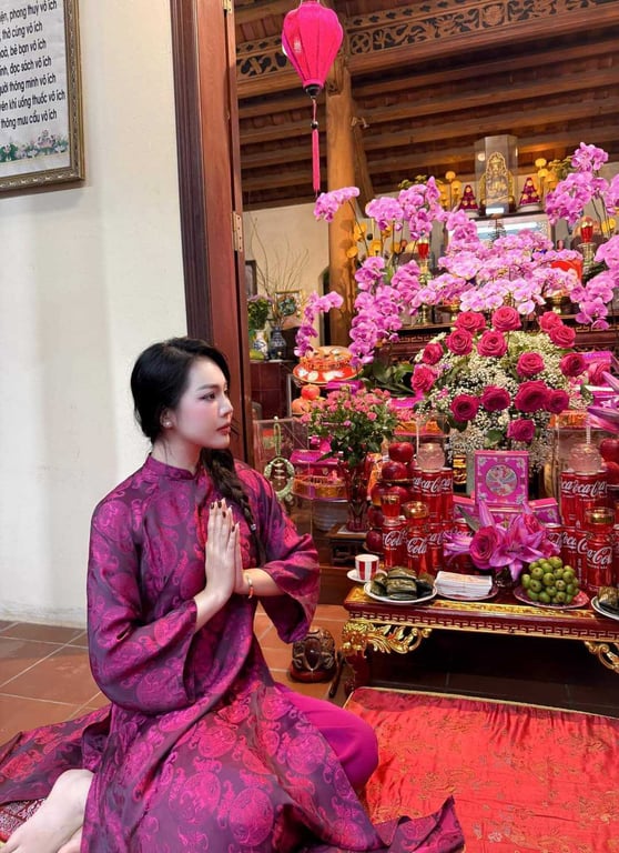 Áo dài gấm sen tím chụp ảnh