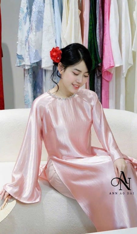 Áo dài lụa cổ đính đá