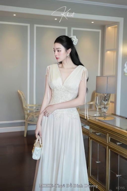 Váy ren trắng dài cột dây vai size M